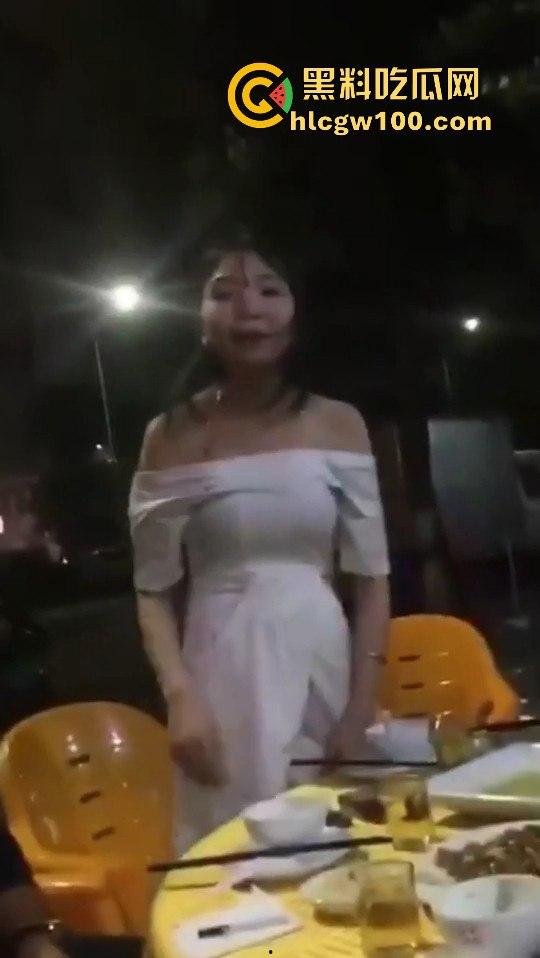 餐桌上开放骚人妻,奇葩操作一个比一个亮眼为了逃酒啥事都能干出来,画面劲爆开放 小编推荐!!-11