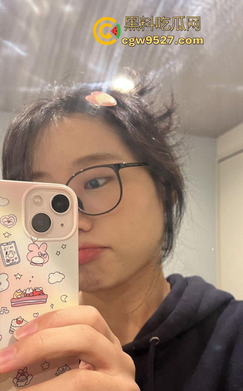 湘潭大学极品眼镜妹【林晴怡】与好兄弟一起尝试激情3P,反差小母狗前后夹击,深喉吞精反差到极致!-1