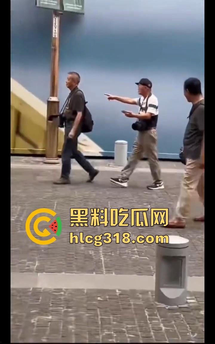 上海外滩避雷这位老头摄影师,经常以指导女游客拍摄动作为由,疑似趁机揩油,真是老色心不死呀!-7