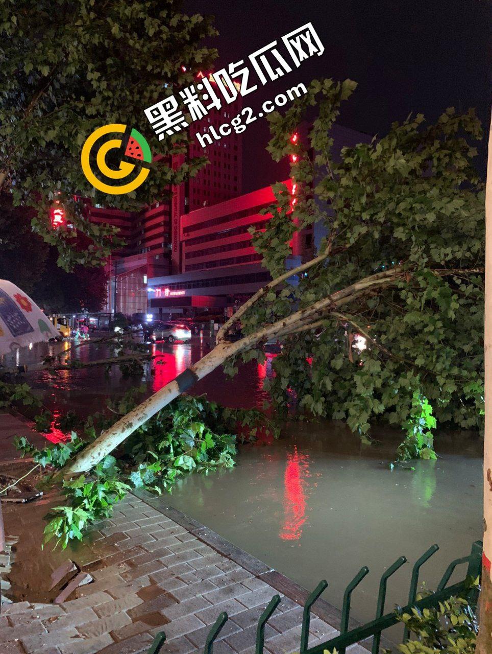 河南郑州灾难连连！22日出现100毫米降水 狂风暴雨 电闪雷鸣 车辆被淹没 外卖员逆天送餐！电灯漏电致人触电身亡！-7