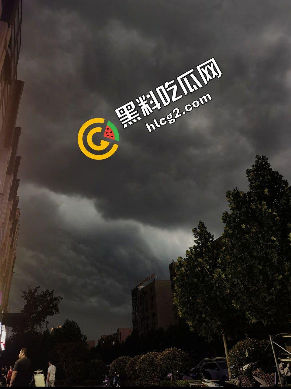 河南郑州灾难连连！22日出现100毫米降水 狂风暴雨 电闪雷鸣 车辆被淹没 外卖员逆天送餐！电灯漏电致人触电身亡！-8