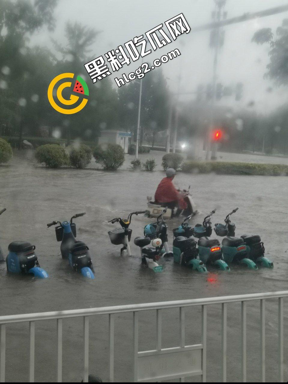 河南郑州灾难连连！22日出现100毫米降水 狂风暴雨 电闪雷鸣 车辆被淹没 外卖员逆天送餐！电灯漏电致人触电身亡！-9