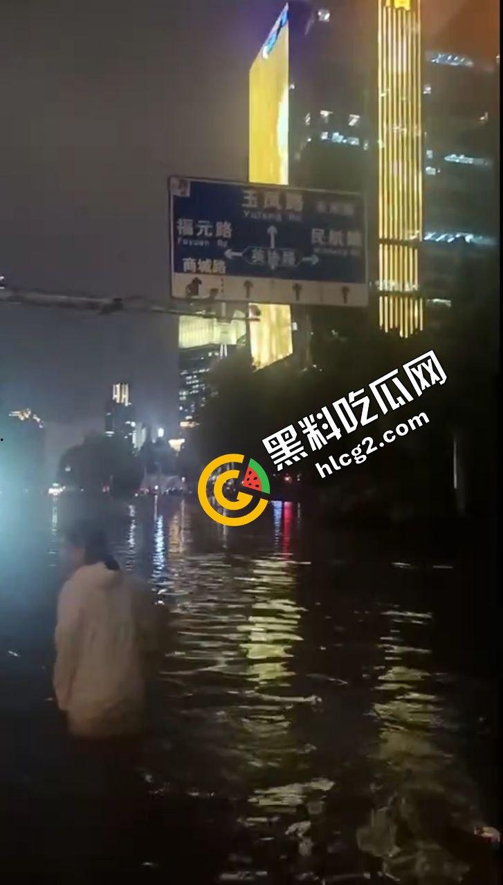 河南郑州灾难连连！22日出现100毫米降水 狂风暴雨 电闪雷鸣 车辆被淹没 外卖员逆天送餐！电灯漏电致人触电身亡！-11