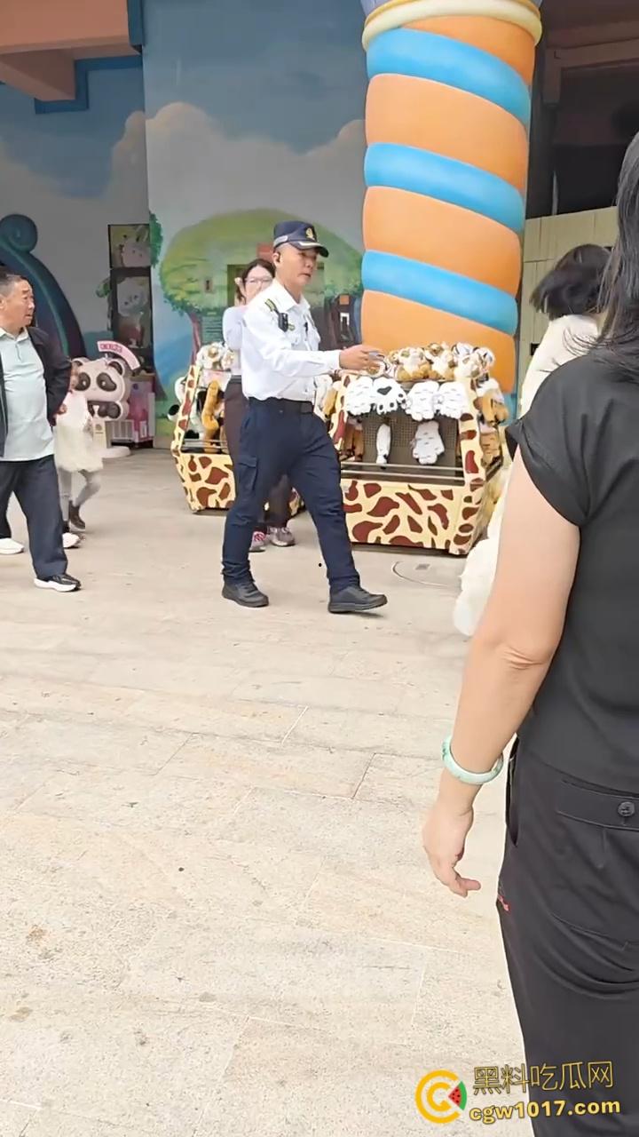 广州长隆野生动物园,长裙美女为狗大闹,不听劝阻当街闹事,怒砸玩具车扔路人,最终被安保人员请出 !-7