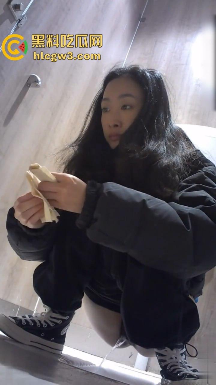 奶茶店女厕变态偷拍 正面+后视多机位展示美女脸逼肛高清特写及放尿全过程 直呼过瘾!-7