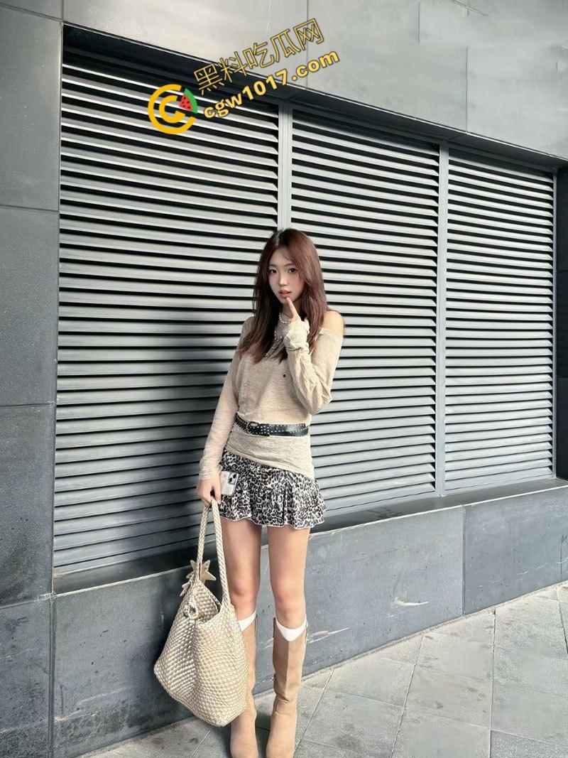 河北邢台大学生【何佳慧】下海卖淫，情趣诱惑金主，回家后继续服侍男友，足交深喉后入，骚逼一刻闲不住！-2