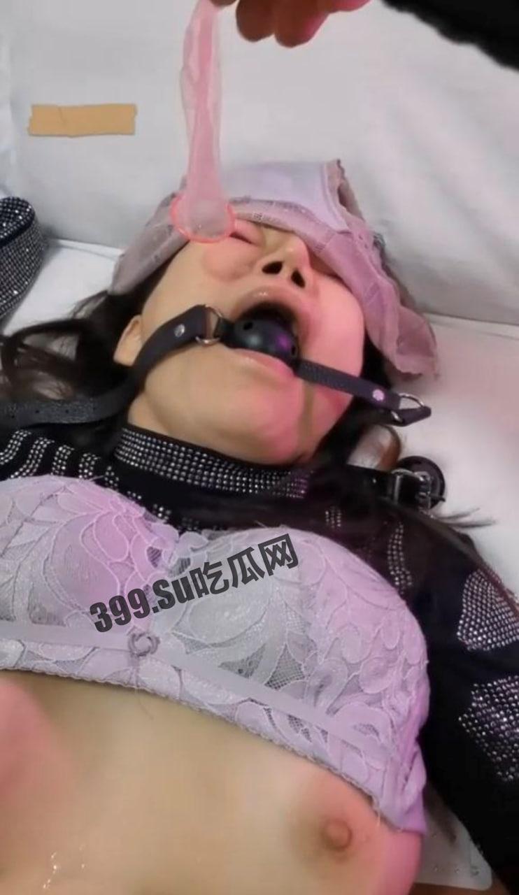 迷奸流出 广州禽兽儿子趁着爸爸外出下药迷玩后妈淋尿 高跟插逼 精液羞辱-5