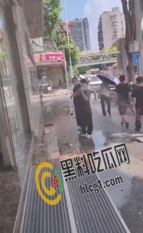 广州女孩整牙手术做残废了上门讨说法 被店员拿水枪冲并拖拽 现在无良商家都这么嚣张吗？-5