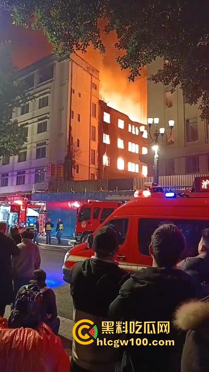 天降灾祸!!重庆市渝中区威斯汀对面新华路家电城失火,现场火光冲天,堪称人间地狱。-4