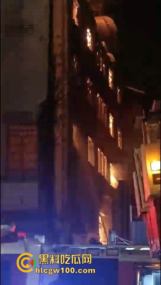 天降灾祸!!重庆市渝中区威斯汀对面新华路家电城失火,现场火光冲天,堪称人间地狱。-5