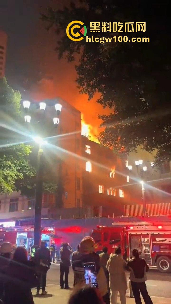 天降灾祸!!重庆市渝中区威斯汀对面新华路家电城失火,现场火光冲天,堪称人间地狱。-9