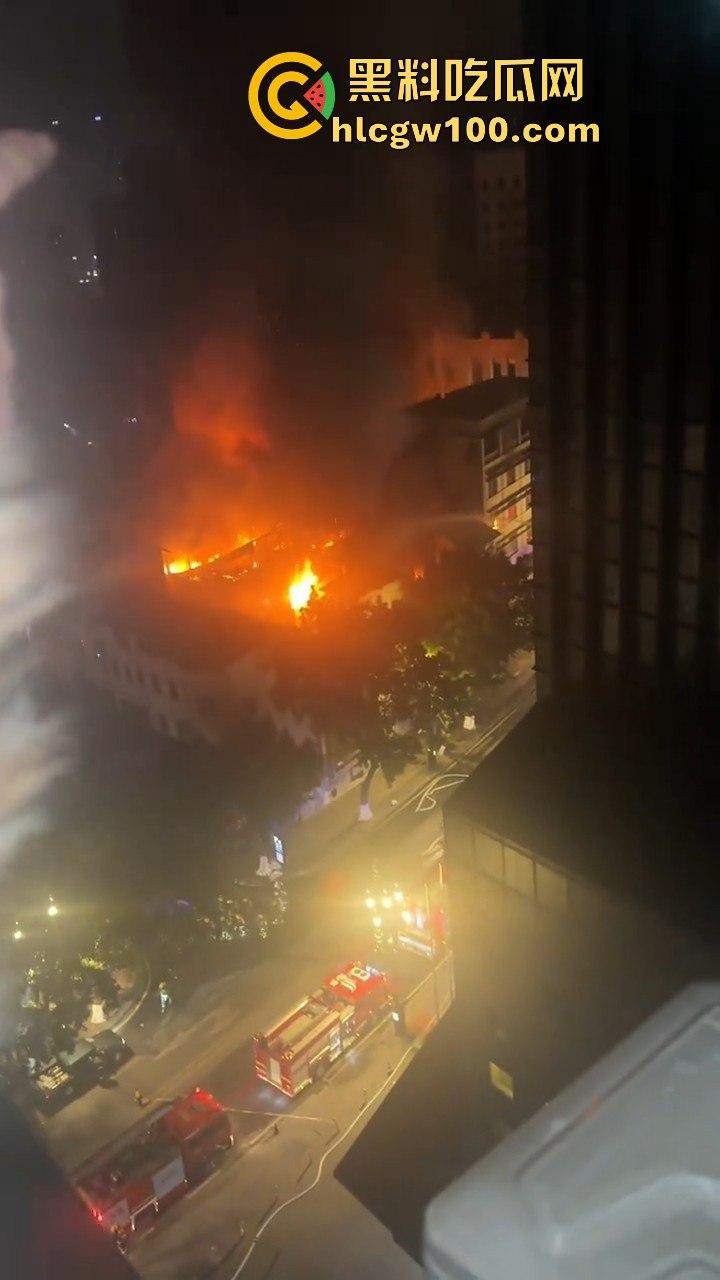 天降灾祸!!重庆市渝中区威斯汀对面新华路家电城失火,现场火光冲天,堪称人间地狱。-13