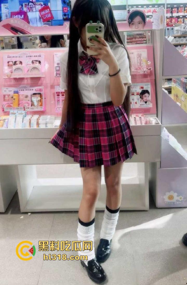 广州JK嫩妹【李诗诗】趁父母出门带游戏中CP回家做爱，无套爆操白虎馒头穴，堪称极品！-8