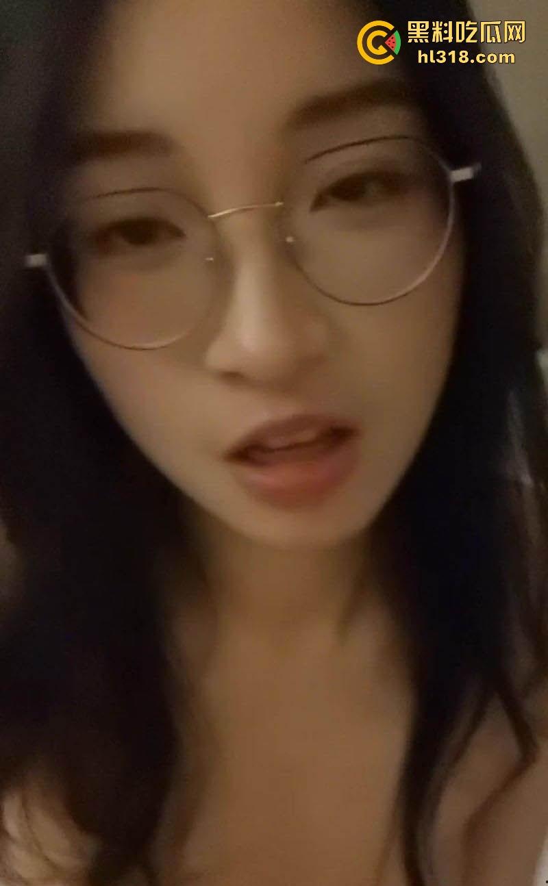 华南师范大学眼镜嫩妹被调教成风骚小母狗,全裸勇闯男厕所,男生寝室激情做爱露脸口交反差拉满!-1