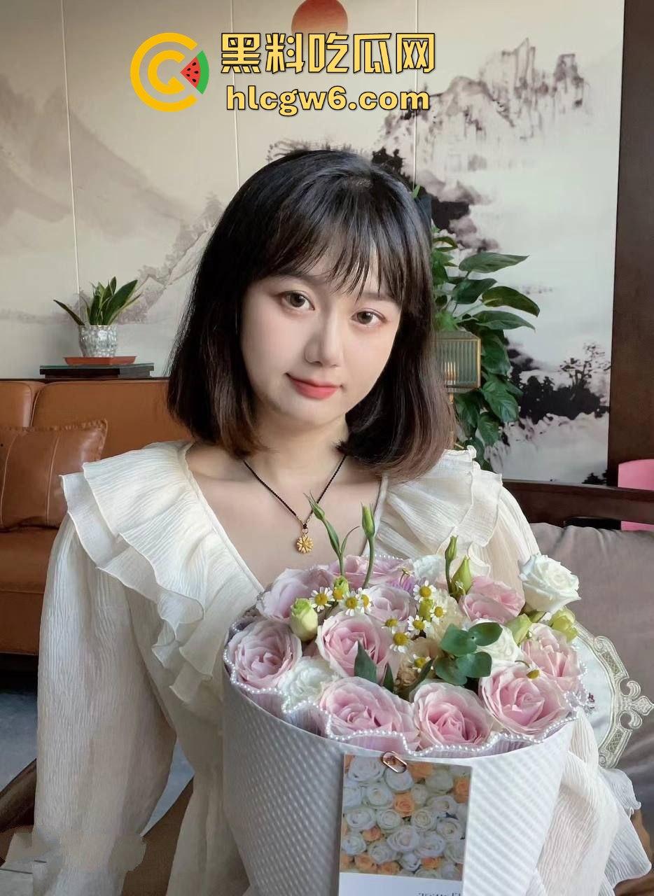 精致少妇【刘诗琪】生活照与床照双重曝光,浓妆美艳下的骗局,脱衣后原形毕露却骚得让人上头!-6