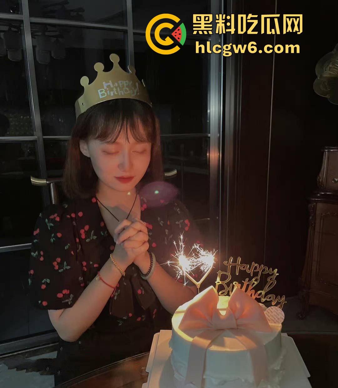 精致少妇【刘诗琪】生活照与床照双重曝光,浓妆美艳下的骗局,脱衣后原形毕露却骚得让人上头!-15