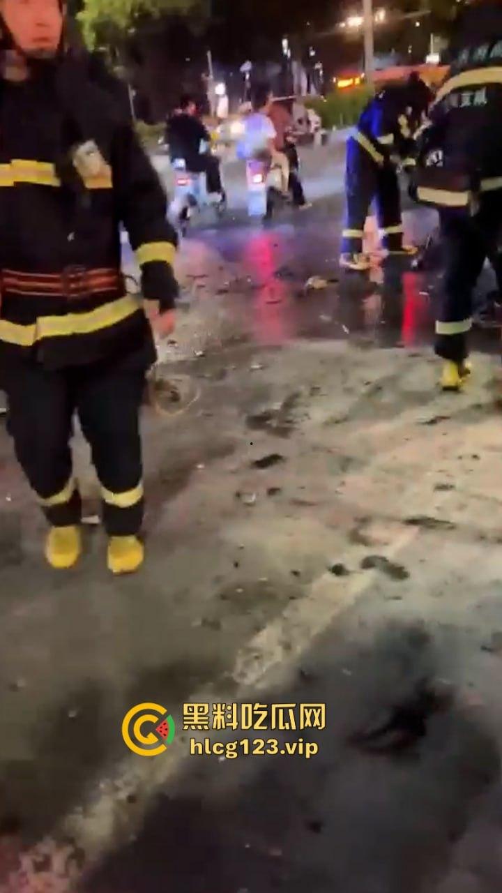 还好“滚”的快深圳龙华区一男子骑电动车突然自燃起火车主翻滚逃生-3