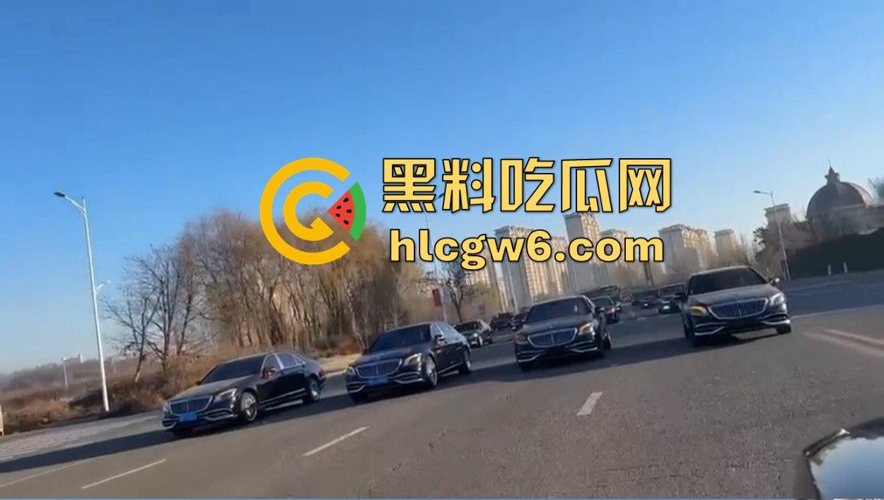 东北婚礼场面社死,前女友举标语爆料:腰是我掰的,肾是我累的,祝新娘接盘愉快!-3