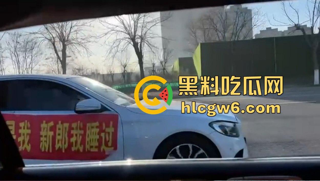 东北婚礼场面社死,前女友举标语爆料:腰是我掰的,肾是我累的,祝新娘接盘愉快!-11