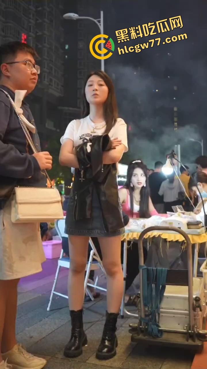 深圳夜市骚出天际,烧烤没烤熟,偷拍老哥忙着偷KKB,小手一探裙底风光一览无余!-2
