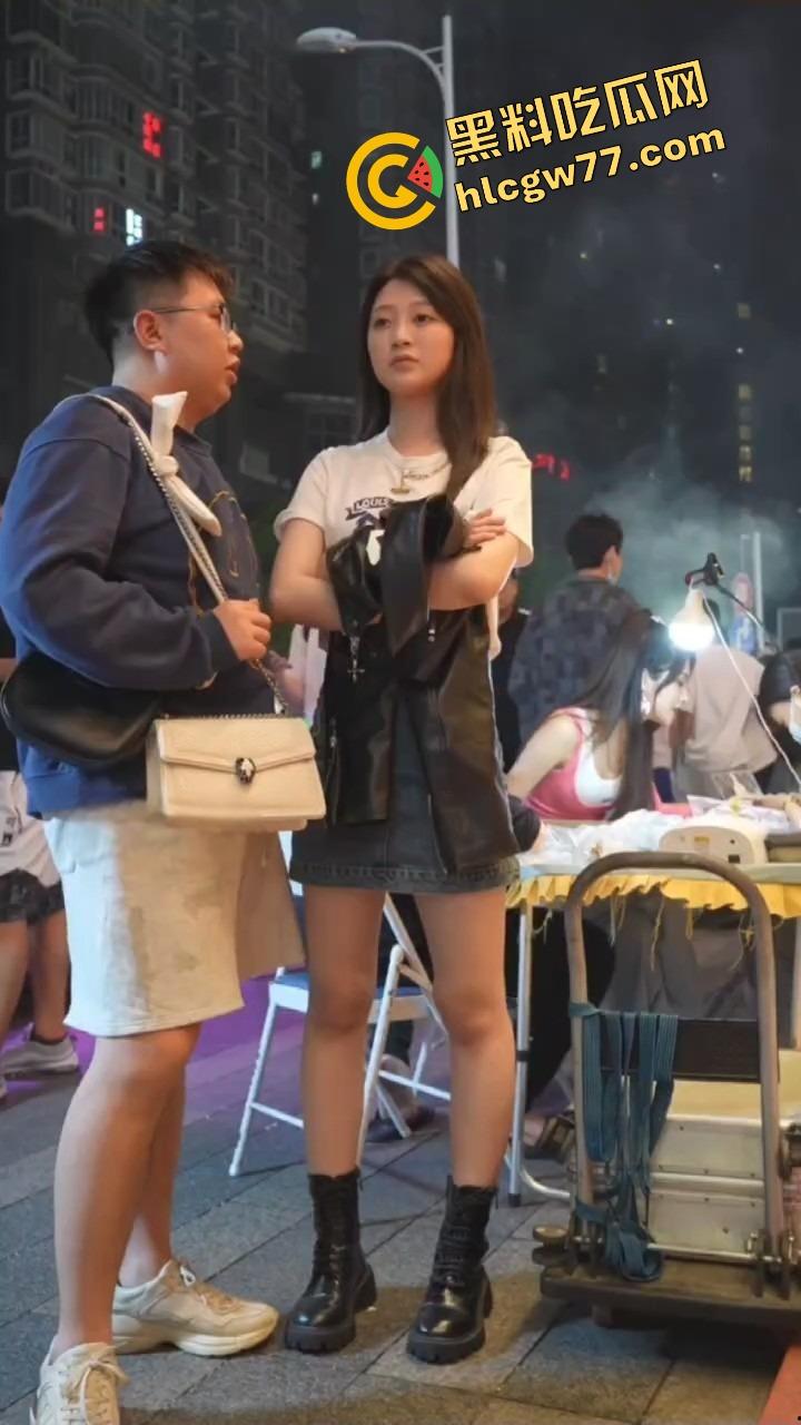 深圳夜市骚出天际,烧烤没烤熟,偷拍老哥忙着偷KKB,小手一探裙底风光一览无余!-3