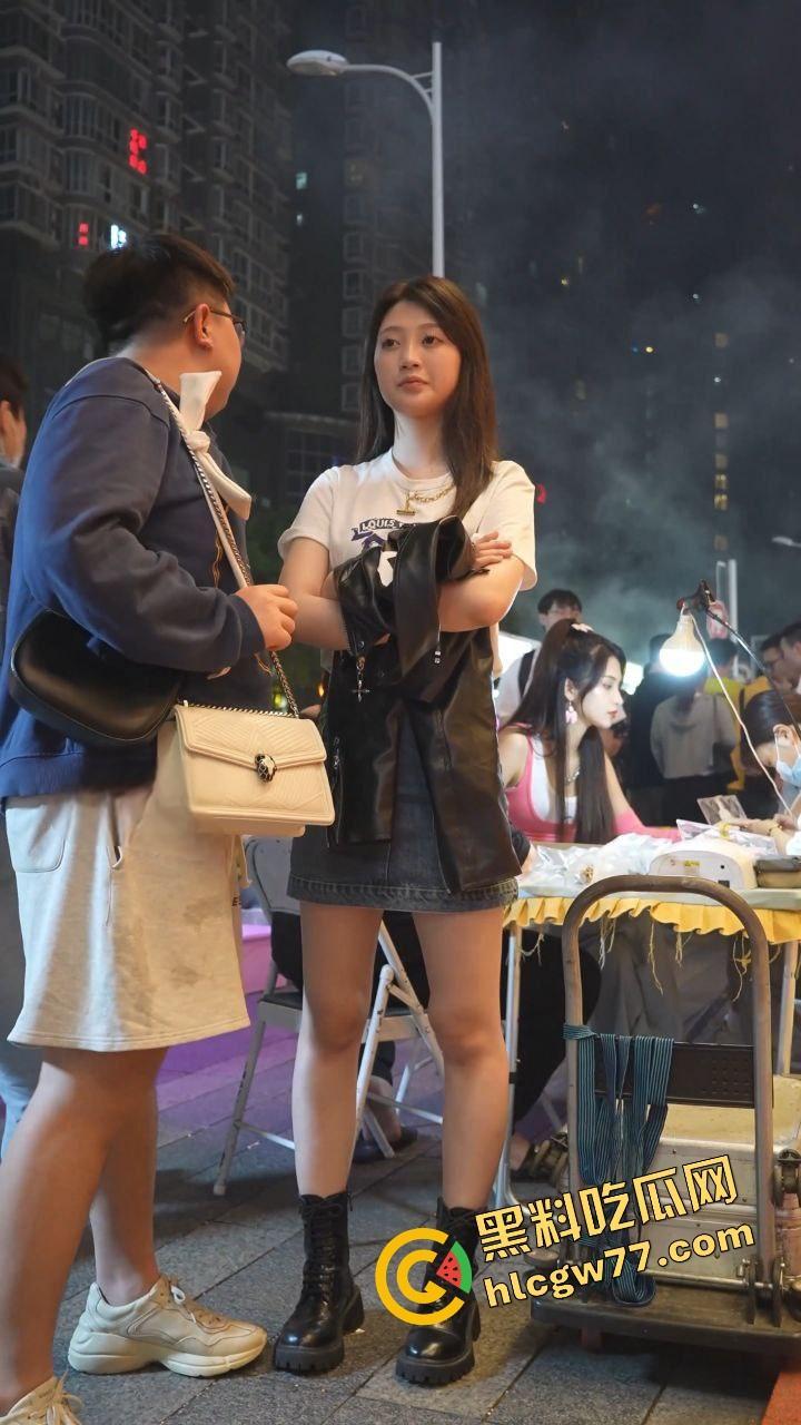 深圳夜市骚出天际,烧烤没烤熟,偷拍老哥忙着偷KKB,小手一探裙底风光一览无余!-6