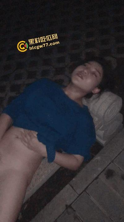 洛阳春药少妇路边失控,躺路沿石抠逼自慰,浪叫老公快操我,家里是没床吗?-11