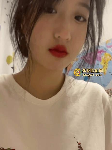 西安外事学院猛料!女大学生『范雯』上课开摄像头直播啪啪,爱操B不爱上课,视频被全班录疯传!-1