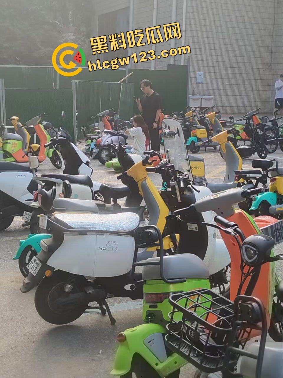 武汉大学学生论文吗没过就开砍?食堂见人上去就一刀,无差别出刀,年轻人心态这么炸裂的吗?-3