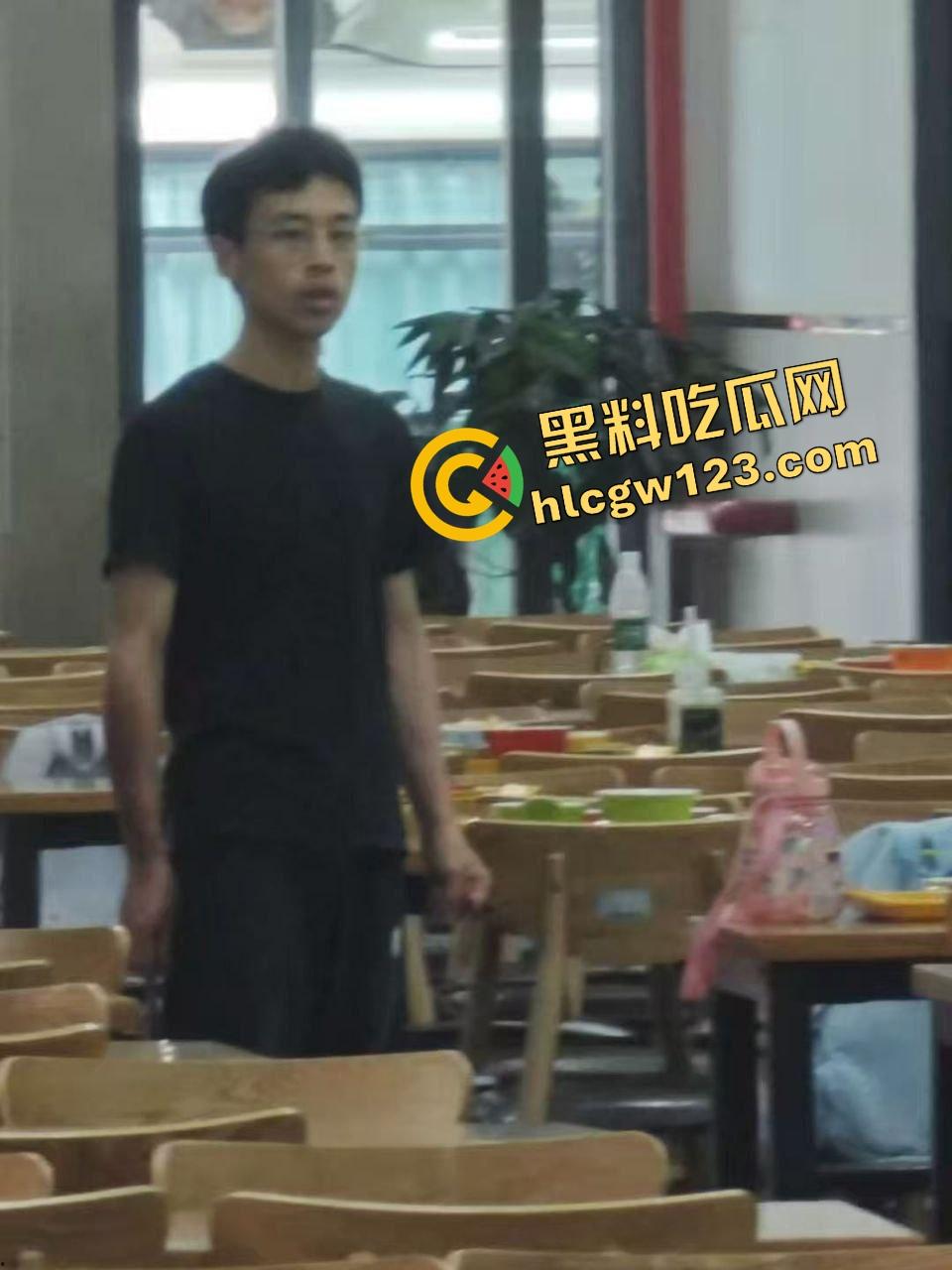 武汉大学学生论文吗没过就开砍?食堂见人上去就一刀,无差别出刀,年轻人心态这么炸裂的吗?-4