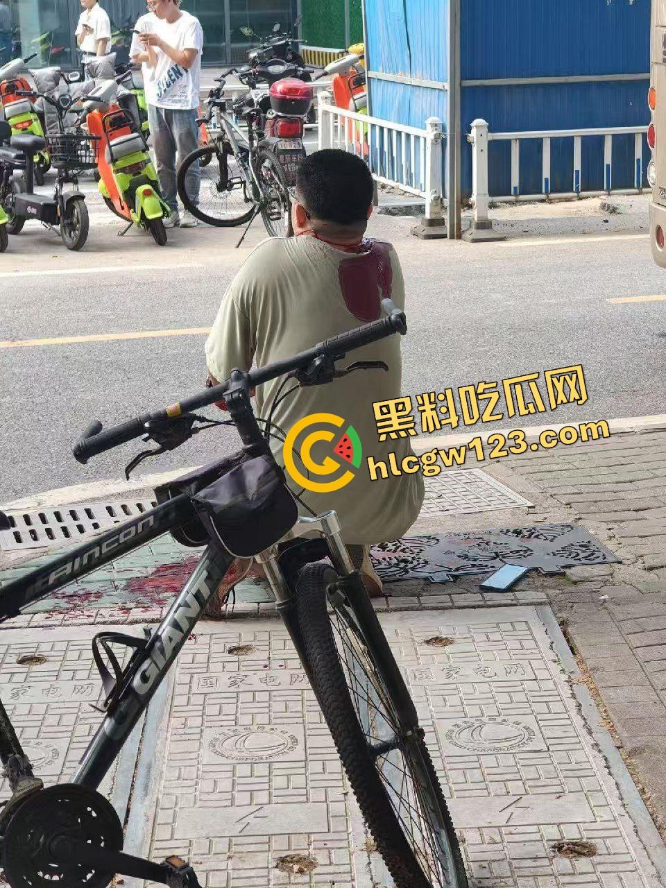 武汉大学学生论文吗没过就开砍?食堂见人上去就一刀,无差别出刀,年轻人心态这么炸裂的吗?-5