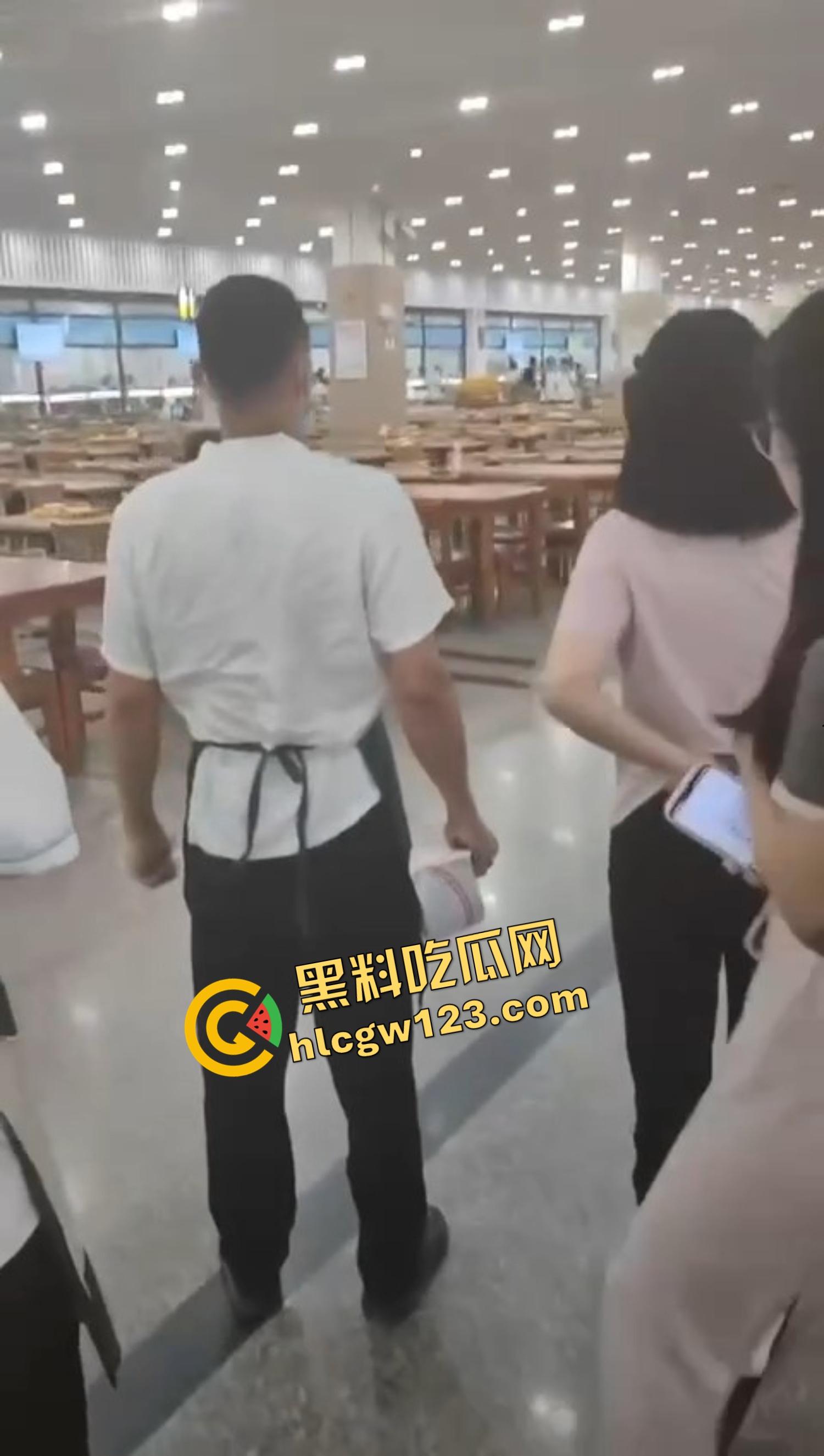 武汉大学学生论文吗没过就开砍?食堂见人上去就一刀,无差别出刀,年轻人心态这么炸裂的吗?-8