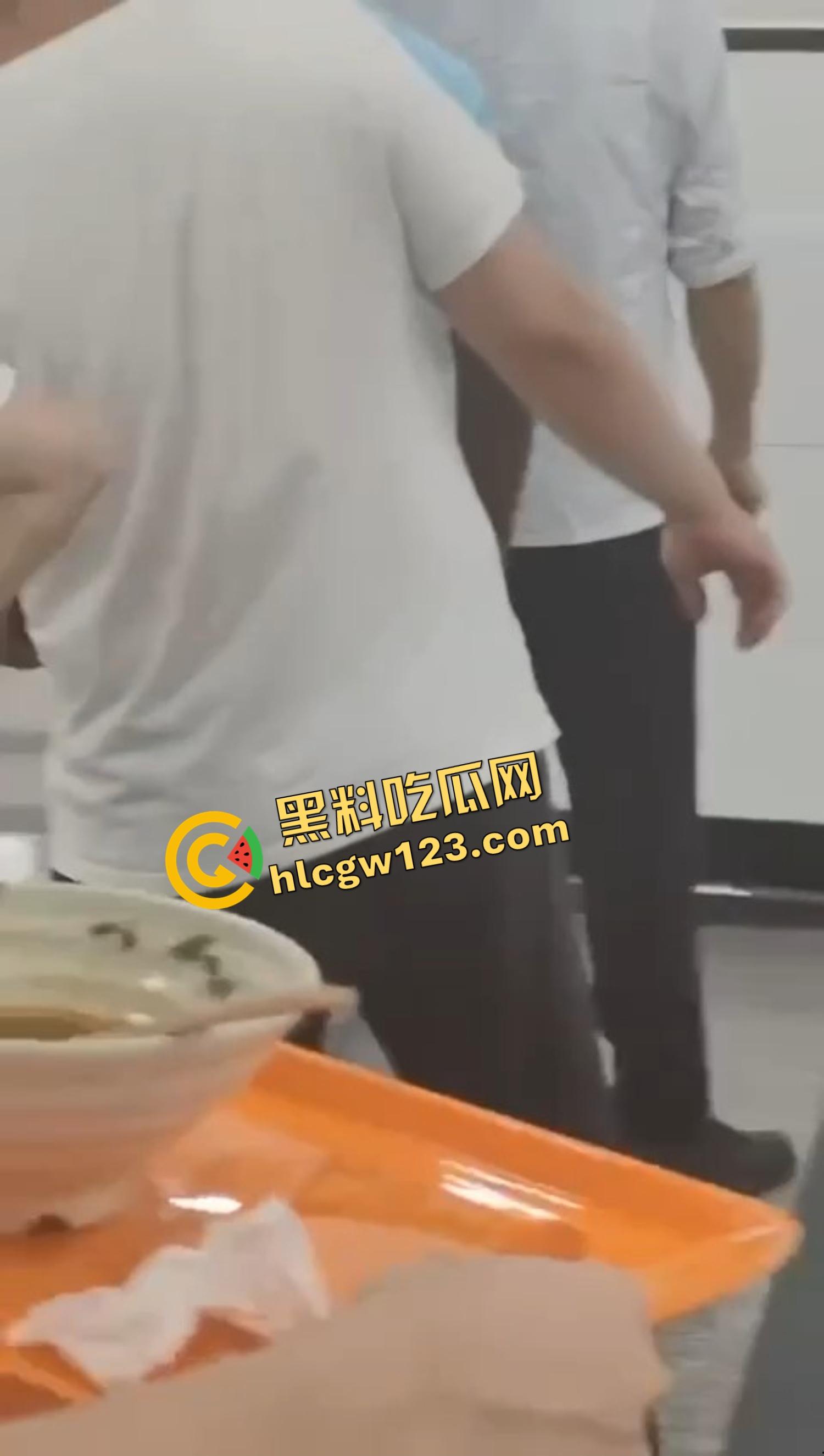 武汉大学学生论文吗没过就开砍?食堂见人上去就一刀,无差别出刀,年轻人心态这么炸裂的吗?-10