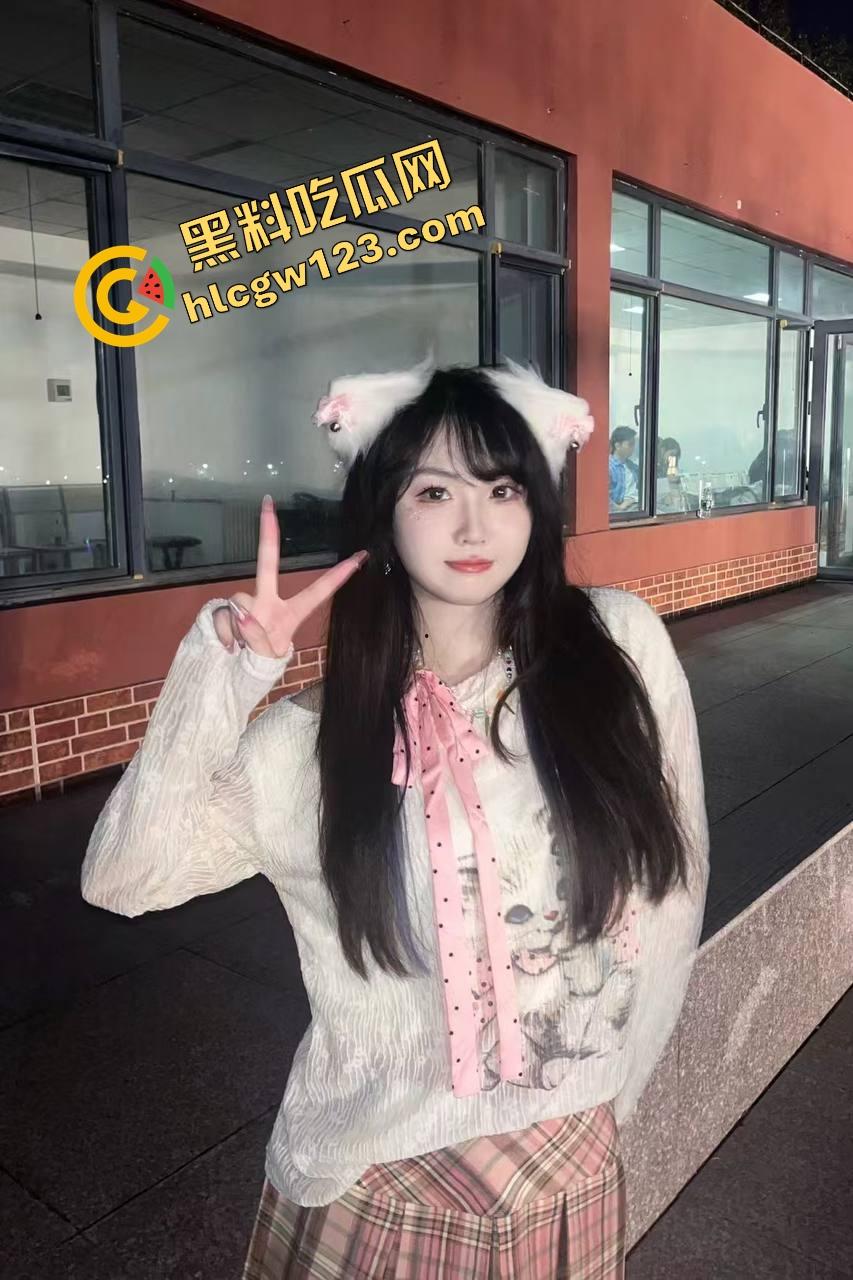 腿交女王COS各种角色强制压榨精，双腿夹屌狠过手，一对大腿夹断神志，榨精包榨到蛋空精尽！-1