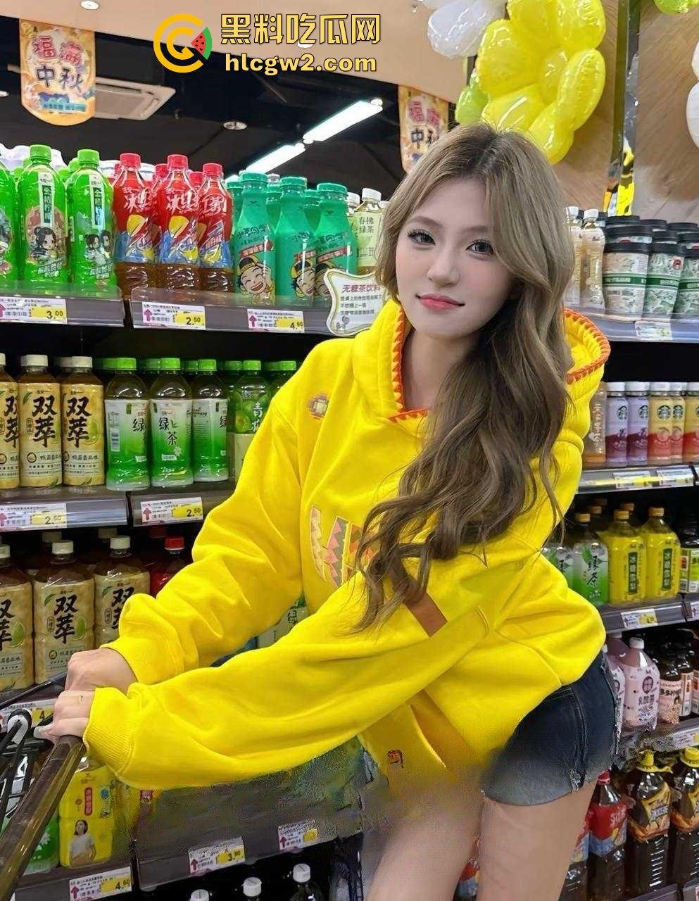 郑州00后【黄絮如】裸聊视频被渣男泄露,骚到舔自己淫水,这下彻底火了!-1