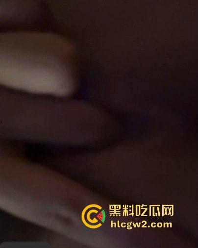 郑州00后【黄絮如】裸聊视频被渣男泄露,骚到舔自己淫水,这下彻底火了!-9