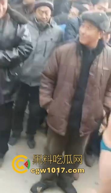 乡村大舞台,有逼你就来!骚逼脱衣唱歌跳舞表演,现场围满了村里的老大爷,直勾勾盯着哪肥逼,现在还有这种节目吗?-8