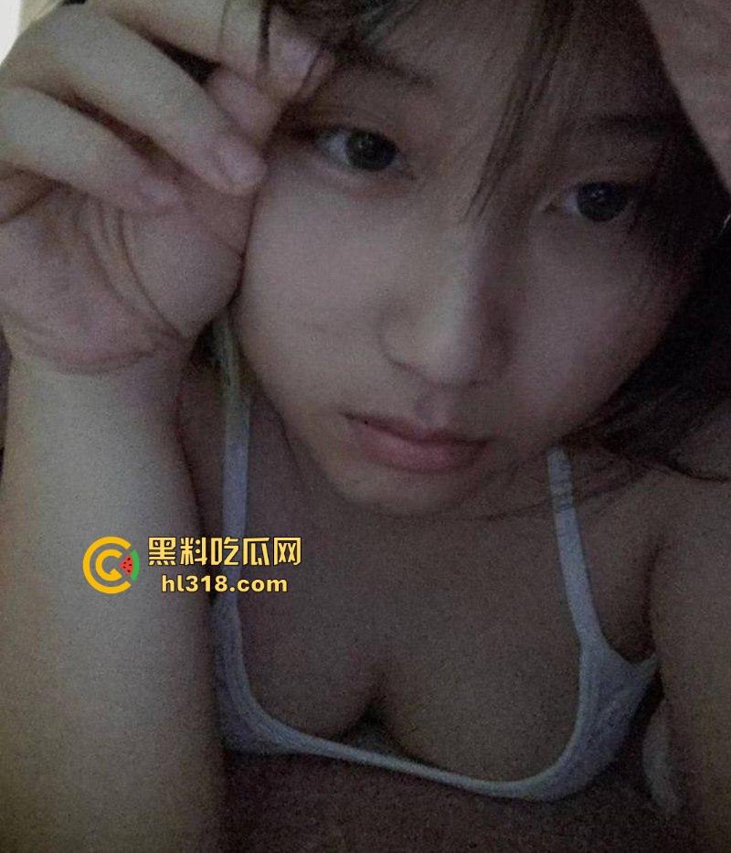 广西技校清纯学妹【李佳佳】超有感觉的微胖女友,恋爱期间疯狂认主, 掰逼自慰做爱视频被男友曝光流出!-1