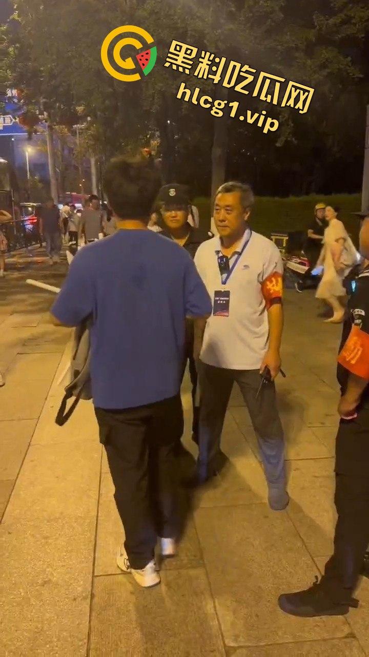 青岛大学生卖玩具惨遭驱赶!路人劝架竟让老头洋洋得意-1