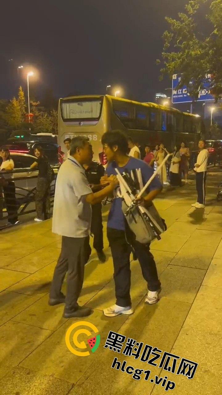 青岛大学生卖玩具惨遭驱赶!路人劝架竟让老头洋洋得意-3