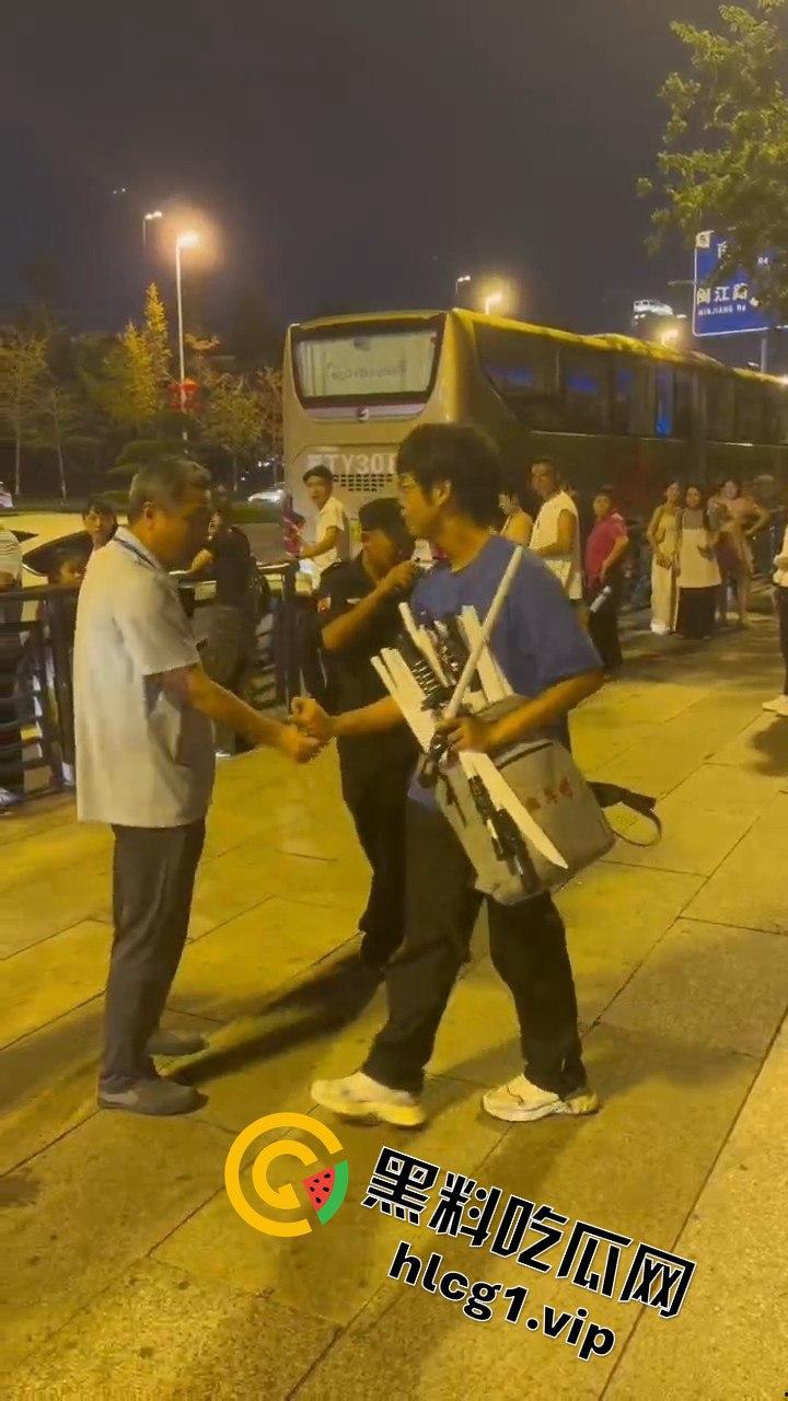 青岛大学生卖玩具惨遭驱赶!路人劝架竟让老头洋洋得意-4