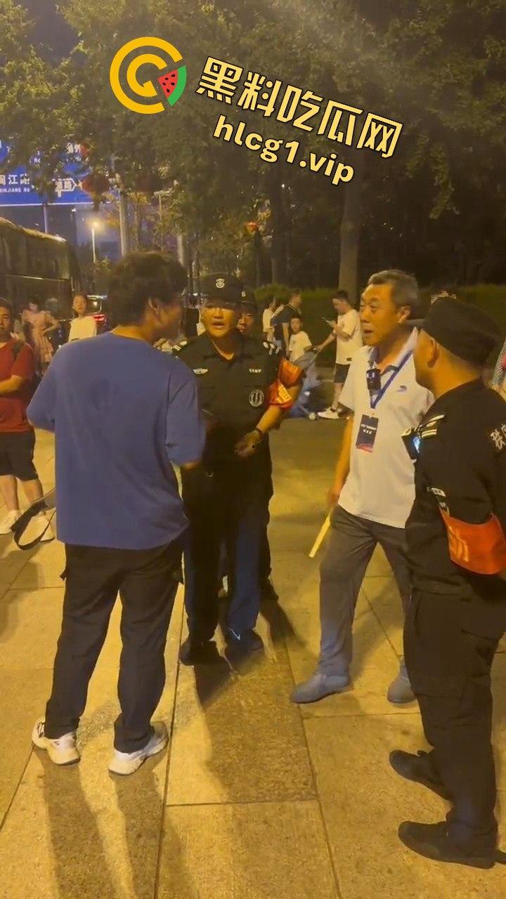 青岛大学生卖玩具惨遭驱赶!路人劝架竟让老头洋洋得意-5