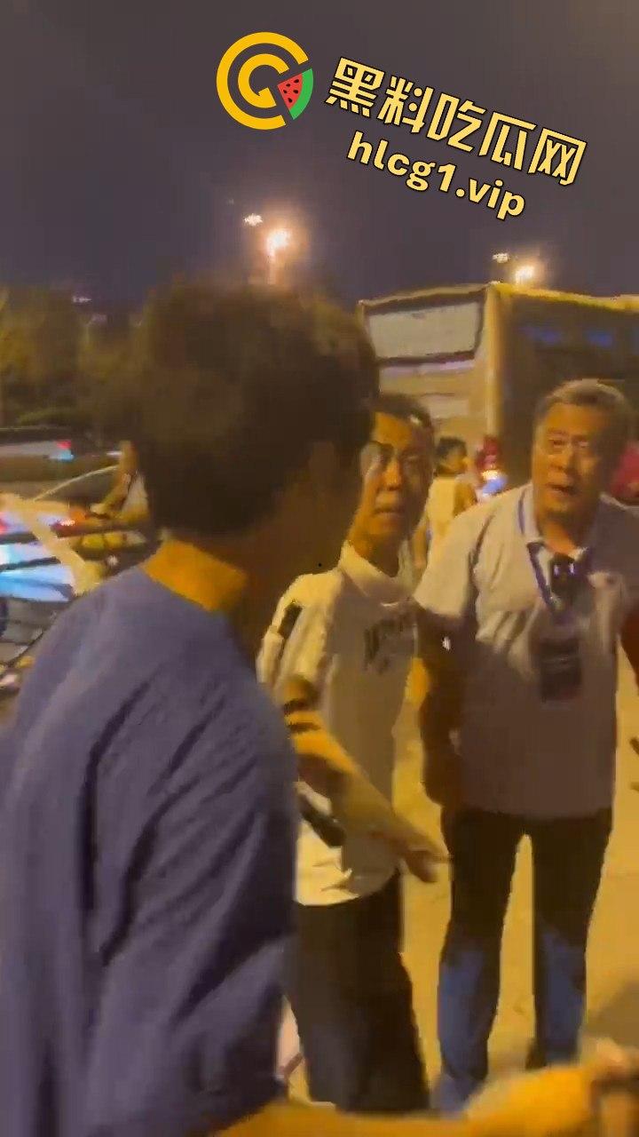 青岛大学生卖玩具惨遭驱赶!路人劝架竟让老头洋洋得意-6