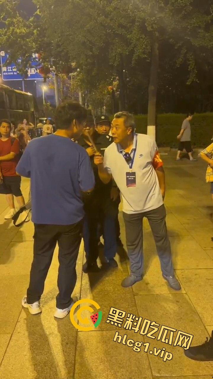 青岛大学生卖玩具惨遭驱赶!路人劝架竟让老头洋洋得意-7