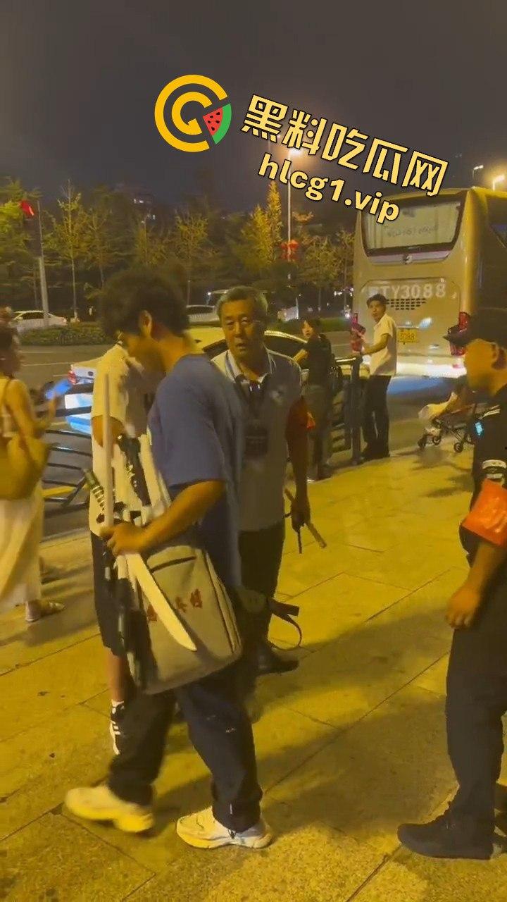 青岛大学生卖玩具惨遭驱赶!路人劝架竟让老头洋洋得意-8