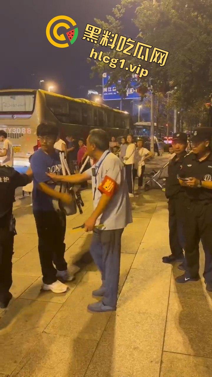 青岛大学生卖玩具惨遭驱赶!路人劝架竟让老头洋洋得意-9
