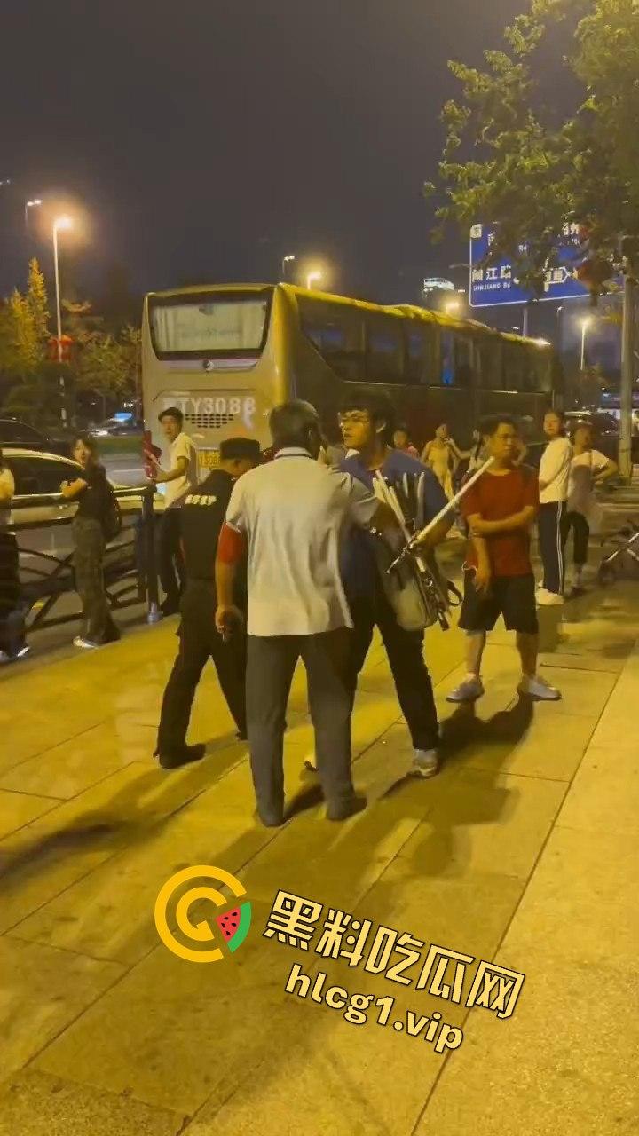 青岛大学生卖玩具惨遭驱赶!路人劝架竟让老头洋洋得意-10