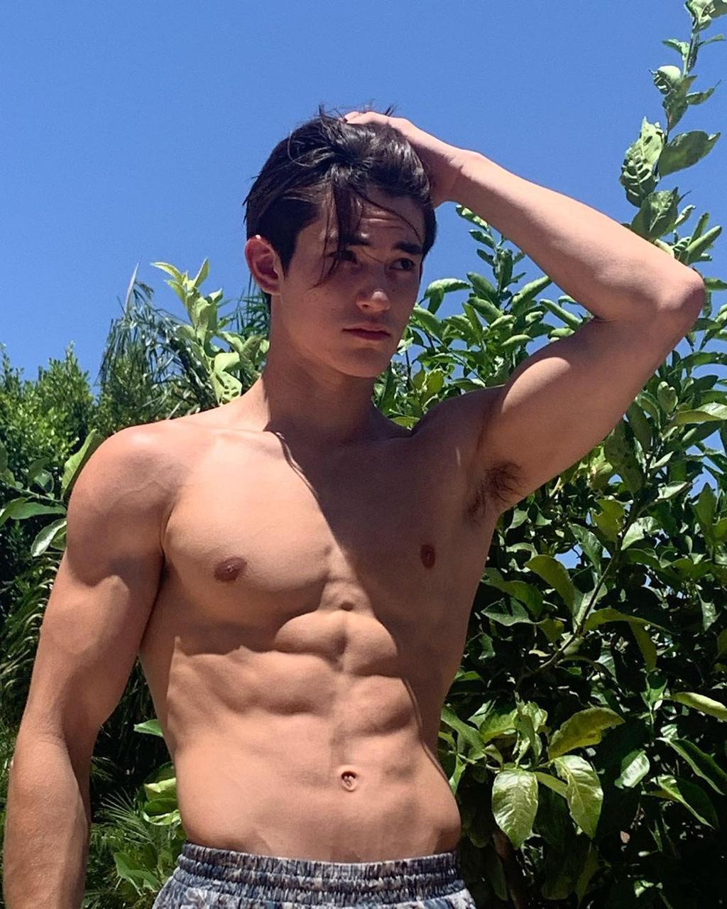 真刺激!男模激情拳交玩过火,结果金戒指卡屁眼里,深夜紧急送医取出,医生直叹牛逼-2