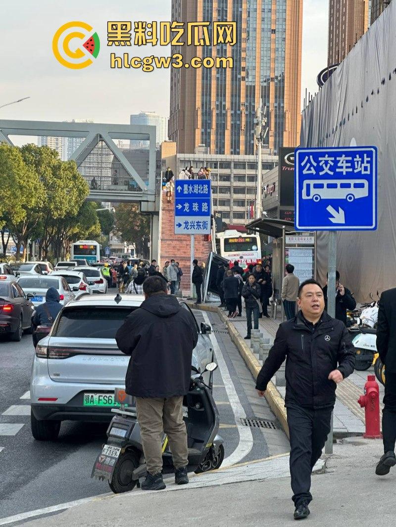 驾驶员突发疾病!武汉一公交车失控致1名行人死亡 现场视频曝光!-10