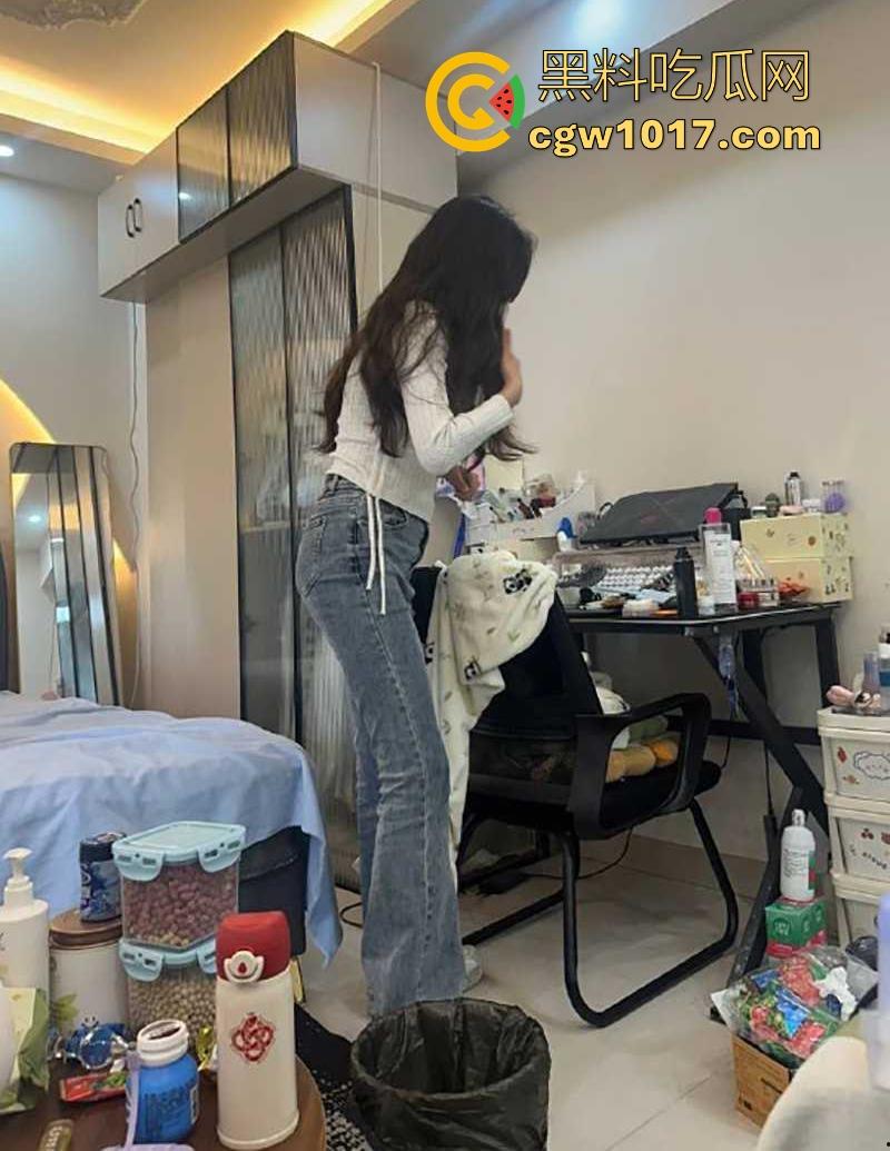 泡良大神【弥川】国家一级打桩运动员约操高颜女主播,翘臀尤物含住肉棒猛吸不放,穿蝴蝶开档淫裤,被无套狂猛打桩!-3